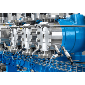Une pompe combinée avec 6 têtes ecoflow de Lewa dose de l’acide sulfurique concentré agressif