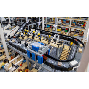 La solution globale de flux de marchandises Interroll réalisée en briques Lego® !