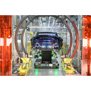 Siemens installe une chaine de production flexible verticale pour le montage de la première Porsche 100% électrique