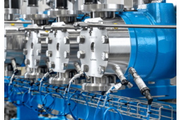 Une pompe combinée avec 6 têtes ecoflow de Lewa dose de l’acide sulfurique concentré agressif