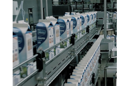 Flexlink installe un système sur-mesure de convoyeurs avec nettoyage automatique dans l’industrie laitière