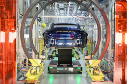 Siemens installe une chaine de production flexible verticale pour le montage de la première Porsche 100% électrique