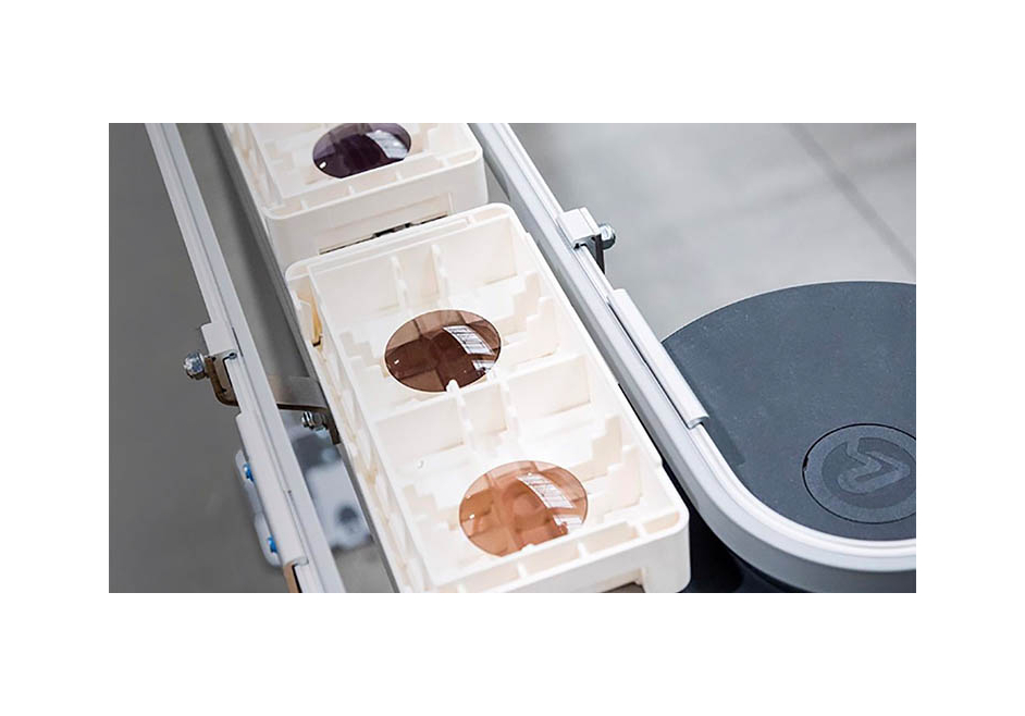 système automatisé de transport de bacs pour la fabrication optique