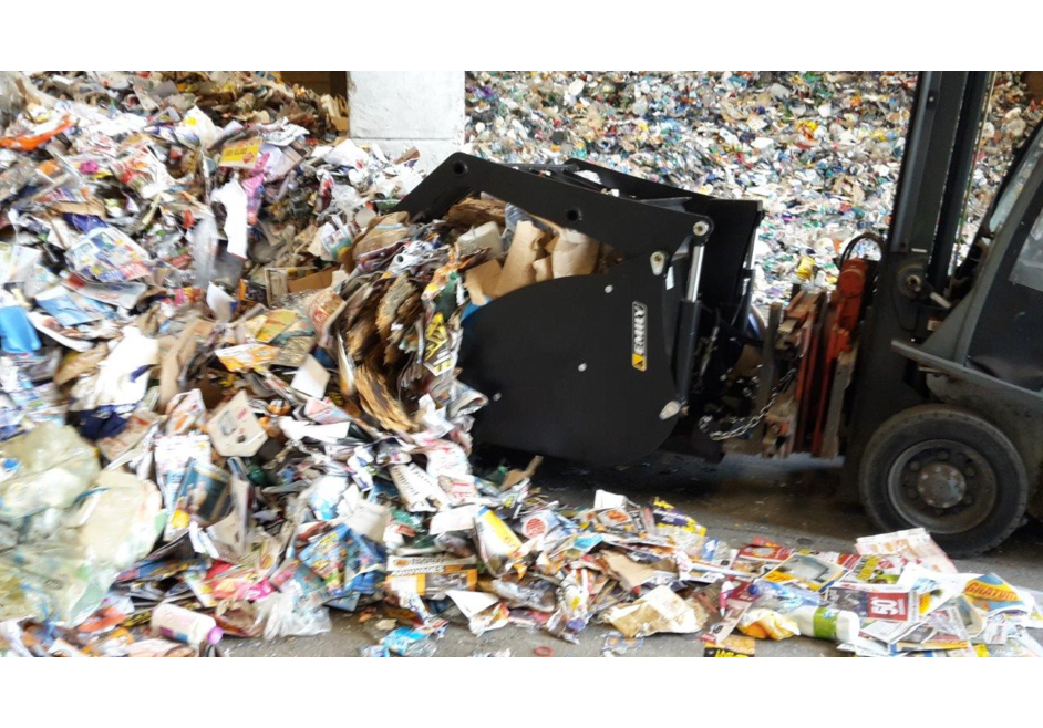 Benne à grappin sur fourches de chariot élévateur