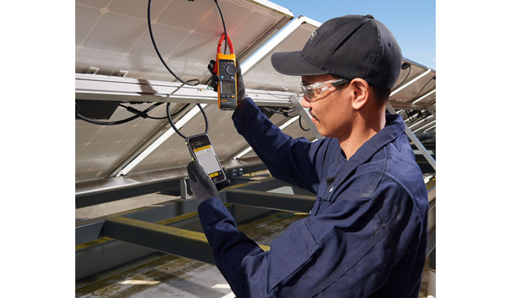 Fluke lance la première pince multimètre pour installations solaires avec  un niveau de sécurité CAT III/1 500 V - Pour mesurer jusqu´à 1 500 V DC